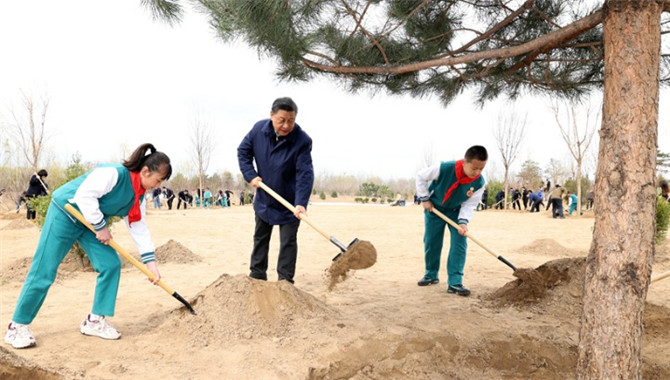 <b>习近平参加首都义务植树活动</b>