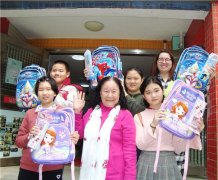 <b>潘丹杭向广州金沙街社区儿童赠送书包文具</b>
