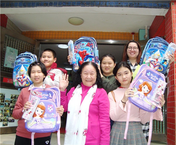 潘丹杭向广州金沙街社区儿童赠送书包文具0