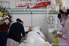 医生偷偷请“病假”,同事一下拆穿:你明明是去……