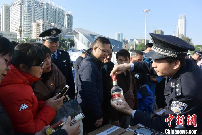 警方教民众辨认假冒伪劣五粮液。　蒋雪林 摄