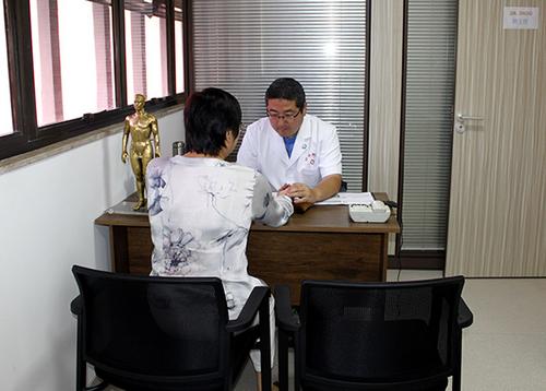 中国-巴西中医药国际合作基地义诊服务当地侨胞