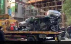 浙江海宁污水罐坍塌现场：有车辆被砸变形 成一团废铁