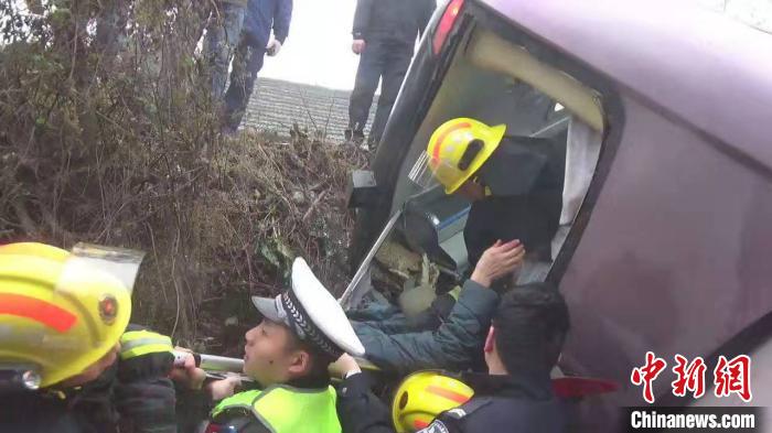 因大雾道路湿滑河南信阳发生交通事故致4死多伤