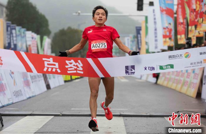 “薪火传承·中国健康跑”参赛选手冲过终点。　喻名才 摄