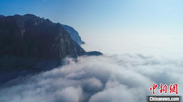 早春时节的云台山，云海涌动宛若仙境。　段超 摄