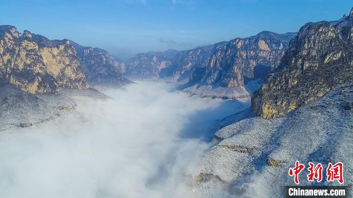 早春时节的云台山，云海涌动宛若仙境。　段超 摄