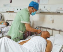 健康照护师:像家人一样照护患者